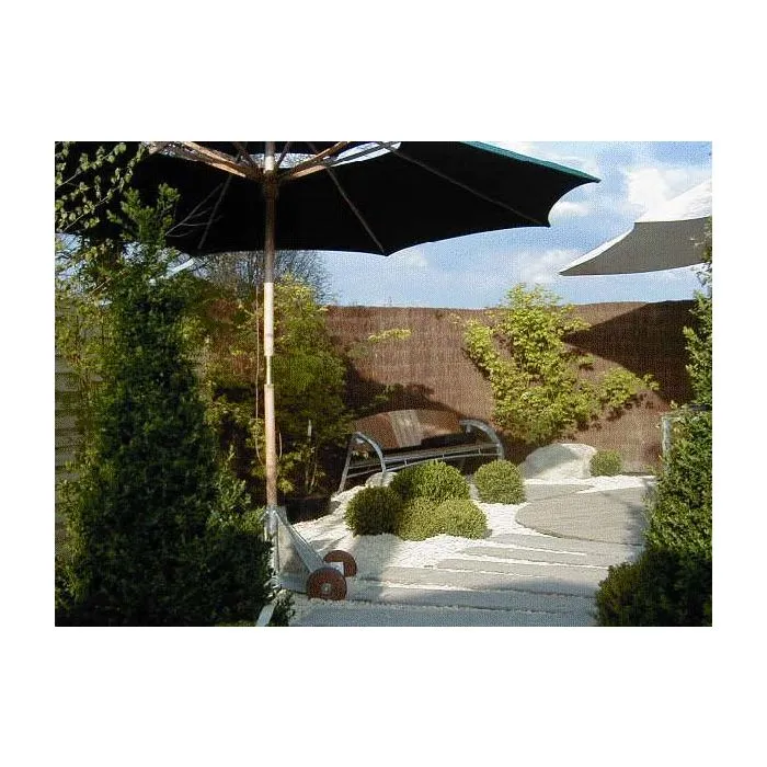 Tuinscherm van heidematten in tuin als schutting